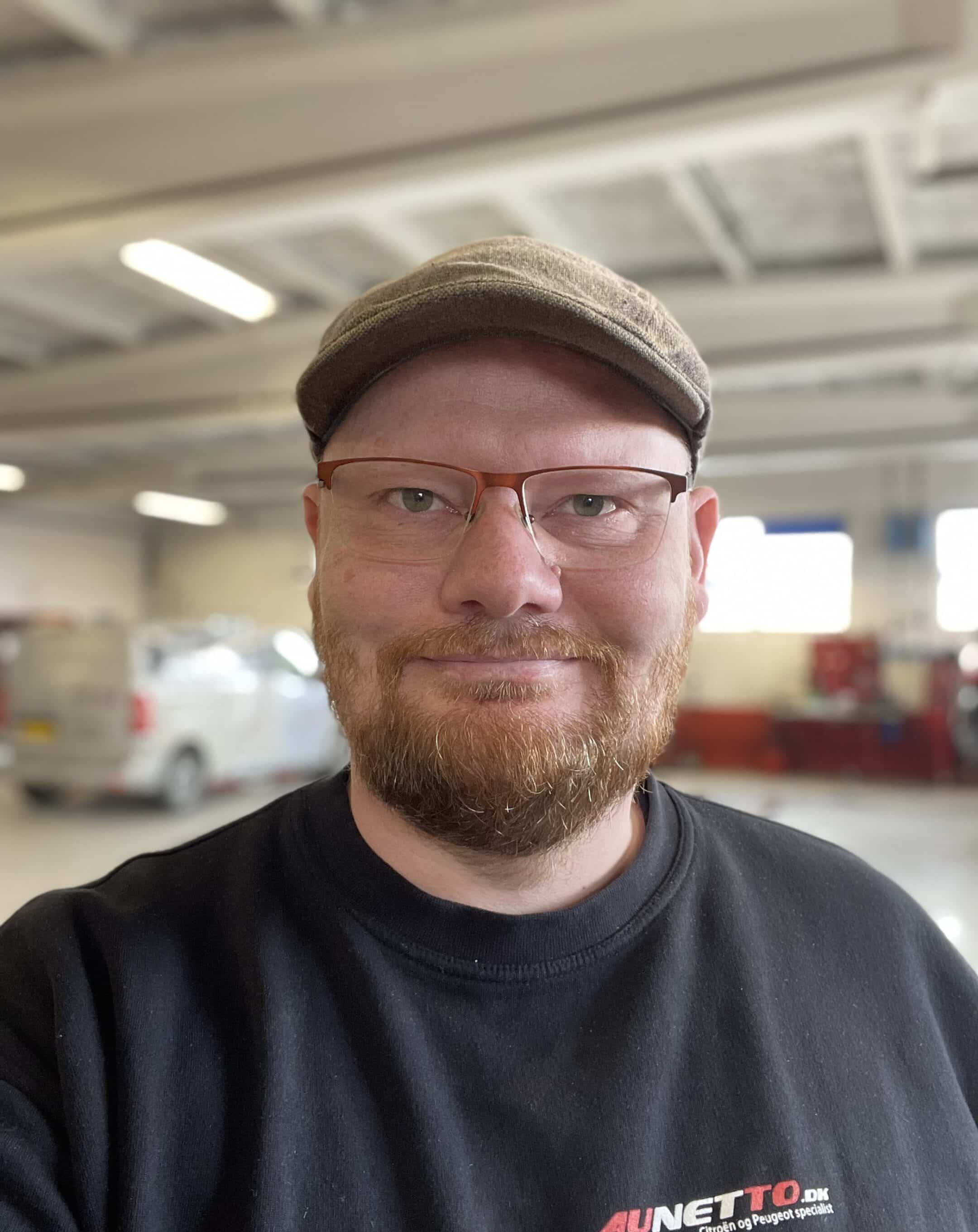 Mogens står for kontor og er indehaver