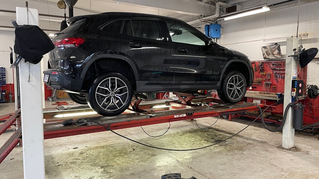 Hyundai ioniq 5 på lift hos Aunetto Herning