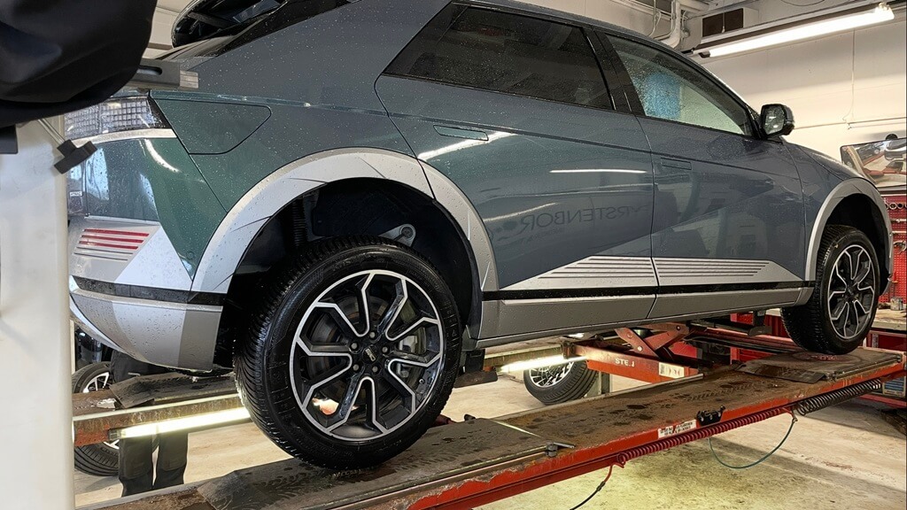 Hyundai ioniq 5 på lift hos Aunetto Herning